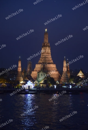 Die Tempelanlage des Wat Arun am Mae Nam Chao Phraya River in der Hauptstadt Bangkok von Thailand in Suedostasien.