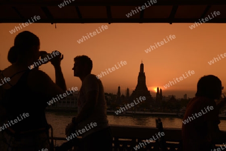 Die Tempelanlage des Wat Arun am Mae Nam Chao Phraya River in der Hauptstadt Bangkok von Thailand in Suedostasien.