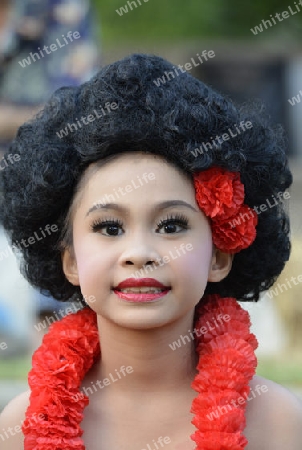 Taenzerinnen bei einem traditionellen Tanz im Santichaiprakan Park am Mae Nam Chao Phraya in der Hauptstadt Bangkok von Thailand in Suedostasien.