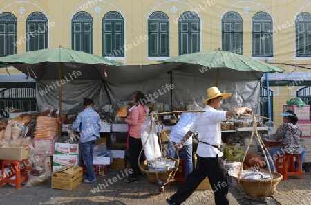 Der Markt beim Wat Pho am Mae Nam Chao Phraya River in der Hauptstadt Bangkok von Thailand in Suedostasien.