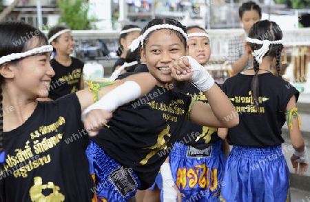 Kinder bei einer traditionellen Thai Box Show im Santichaiprakan Park am Mae Nam Chao Phraya in der Hauptstadt Bangkok von Thailand in Suedostasien.