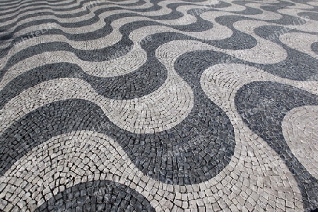 Der Platz Rossio mit dem National Theater in der Altstadt von Lissabon  in Portugal.