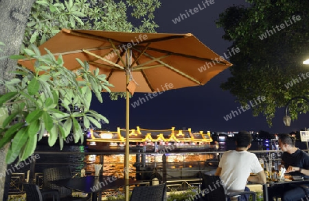 Ein Restaurant am Mae Nam Chao Phraya in der Hauptstadt Bangkok von Thailand in Suedostasien.