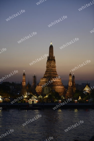 Die Tempelanlage des Wat Arun am Mae Nam Chao Phraya River in der Hauptstadt Bangkok von Thailand in Suedostasien.