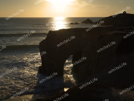 Wilde Flsenk?ste auf der Presque Il de Quiberon mit Felstentor bei Port Blanc am Abend