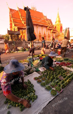 Der Markt vor dem Wat Mung Muang am Morgen in der Altstadt von Chiang Rai in der Provinz chiang Rai im Norden von Thailand in Suedostasien.