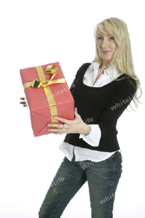 blonde Frau mit einem rot verpackten Geschenk