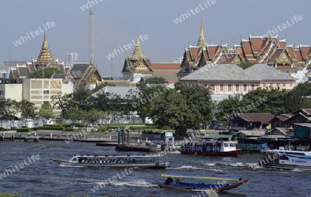 Die Tempelanlage des Wat Arun am Mae Nam Chao Phraya River in der Hauptstadt Bangkok von Thailand in Suedostasien.