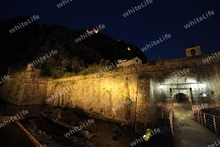 Europa, Osteuropa, Balkan. Montenegro, Mittelmeer, Adria, Kotor, Bucht von Kotor, Bucht, Altstadt, Dorf, 