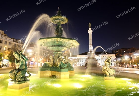 Der Rossio Platz mit dem National Theater  in der Innenstadt der Hauptstadt Lissabon in Portugal.  