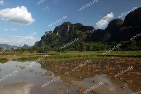 Die Huegellandschaft an der Landstrasse 12 zwischen der Stadt Tha Khaek und dem Dorf Mahaxai Mai in zentral Laos an der Grenze zu Thailand in Suedostasien.