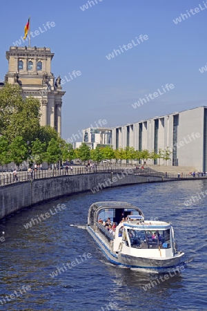 Fahrgastschiff auf der Spree im Regierungsviertel, Reichtagsgebaeude, Berlin, Deutschland, Europa 