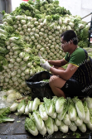 Menschen auf dem Grossen Lebensmittelmarkt von Talat Warorot in Chiang Mai im Norden von Thailand. 