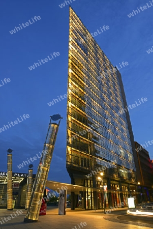 markantes Geb?ude des Daimler Benz Areals  abends am Potsdamer Platz, Berlin, Mitte, Deutschland, Europa, oeffentlicherGrund