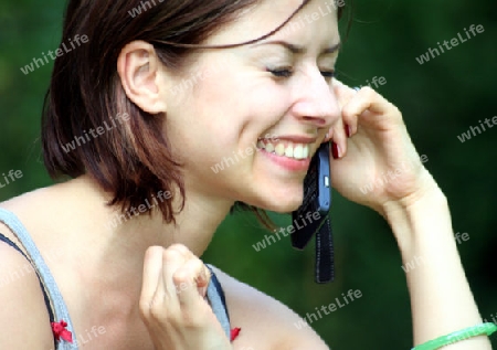 Frau am Telefon