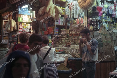 Der Souq oder Markt in der Medina der Altstadt von Aleppo im Norden von Syrien im Nahen Osten.