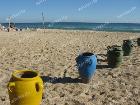 Tonf?sser am Strand