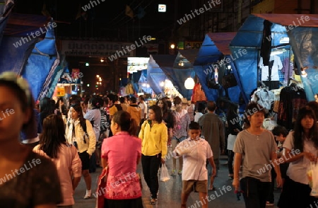 Der Nacht Bazaar oder Night Market in der Stadt Khorat in der provinz Nakhon Ratchasima im Nordosten von Thailand im Suedwesten von Thailand in Suedostasien. 