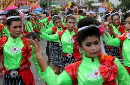 Menschen an der Festparade beim Bun Bang Fai oder Rocket Festival in Yasothon im Isan im Nordosten von Thailand. 