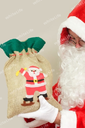 Nikolaus mit Nikolaussack auf hellem Hintergrund