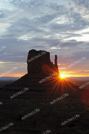 "West Buttes" bei Sonnenaufgang, Monument Valley, Arizona, USA