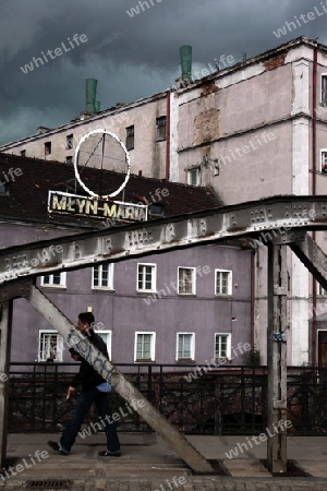 Eine Staalbruecke ueber dem Fluss Oder in der Innenstadt von Wroclaw oder Breslau im westen von Polen.  