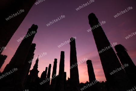 Der Wat Mahathat Tempel in der Tempelanlage von Alt-Sukhothai in der Provinz Sukhothai im Norden von Thailand in Suedostasien.