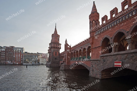 Berlin Osthafen - Blick an der Spree vorbei auf die Oberbaumbr?cke