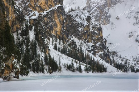 Eisig wilder Bergsee