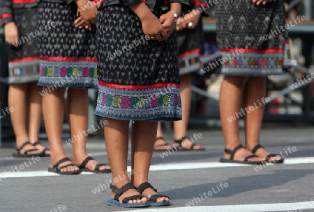 Eine traditionelle Tanz Gruppe zeigt sich an der Festparade beim Bun Bang Fai oder Rocket Festival in Yasothon im Isan im Nordosten von Thailand. 