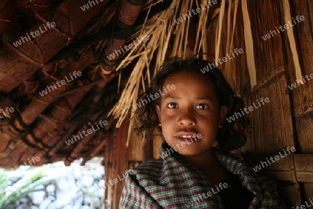 Ein Maedchen in einem Bauerndorf beim Bergdorf Maubisse suedlich von Dili in Ost Timor auf der in zwei getrennten Insel Timor in Asien.