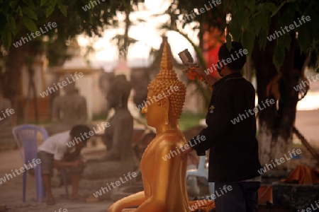 Die Goldene Buddha Produktion im Tempel Wat Sainyaphum in der Stadt Savannahet in zentral Laos an der Grenze zu Thailand in Suedostasien.