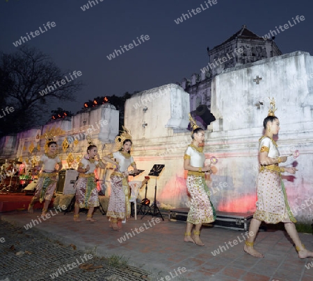 Taenzerinnen bei einem traditionellen Tanz im Santichaiprakan Park am Mae Nam Chao Phraya in der Hauptstadt Bangkok von Thailand in Suedostasien.