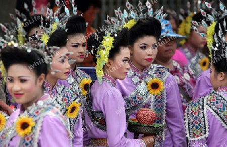 Eine traditionelle Tanz Gruppe zeigt sich an der Festparade beim Bun Bang Fai oder Rocket Festival in Yasothon im Isan im Nordosten von Thailand. 