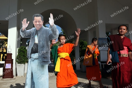 Der Kuenstler und Erbauer Chalermchai Kositpipat, links, auf einem Karton im Tempel Wat Rong Khun 12 Km suedlich von Chiang Rai in der Provinz chiang Rai im Norden von Thailand in Suedostasien.