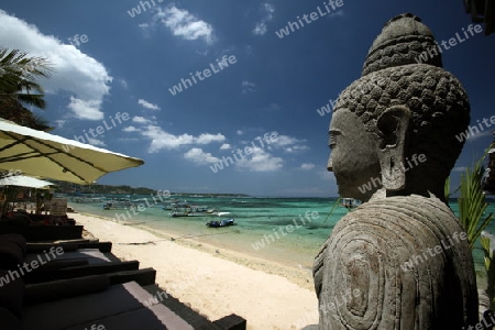 Ein Buddha Figur am Strand von Jungutbatu auf der Insel Nusa vor und in Bali in Indonesien in Asien.