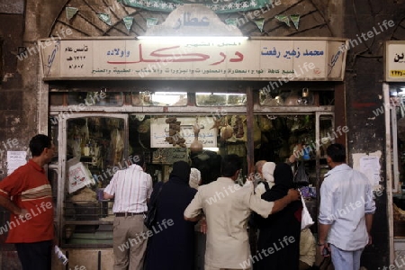 Eine Gasse mit Geschaeften im Souq in der Altstadt der Syrischen Hauptstadt Damaskus