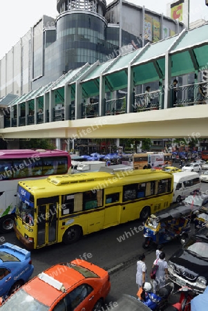 the city centre at the pratunam aerea in the city of Bangkok in Thailand in Suedostasien.