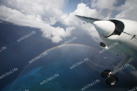 Suedamerika, Karibik, Venezuela, Los Roques,  Ein Kleinflugzeug ueberfliegt die Inselgruppe von Los Roques in der Karibik. 