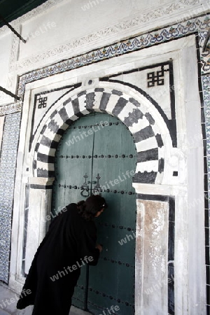 Afrika, Nordafrika, Tunesien, Tunis
Eine Gasse in der Medina mit dem Markt oder Souq in der Altstadt der Tunesischen Hauptstadt Tunis. 





