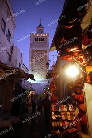 Afrika, Nordafrika, Tunesien, Tunis
Die Grosse Moschee Zaytouna mit einer Marktgasse in der Medina oder  Altstadt der Tunesischen Hauptstadt Tunis. 





