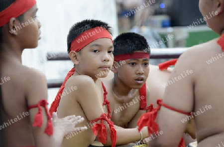 Taenzer bei einem traditionellen Tanz im Santichaiprakan Park am Mae Nam Chao Phraya in der Hauptstadt Bangkok von Thailand in Suedostasien.