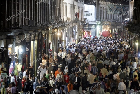 Eine Gasse mit Geschaeften im Souq in der Altstadt der Syrischen Hauptstadt Damaskus