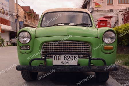 Ein altes Auto auf einer Strasse im Dorf  Pai im norden von Thailand in Suedostasien.