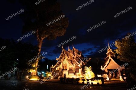 Die Architektur des Wat Chedi Luang Tempel in Chiang Mai im Norden von Thailand.