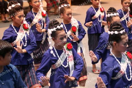 Eine traditionelle Tanz Gruppe zeigt sich an der Festparade beim Bun Bang Fai oder Rocket Festival in Yasothon im Isan im Nordosten von Thailand. 