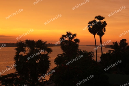 Die Landschaft des Grenzfluss Mekong River in Stadt Tha Khaek in zentral Laos an der Grenze zu Thailand in Suedostasien.