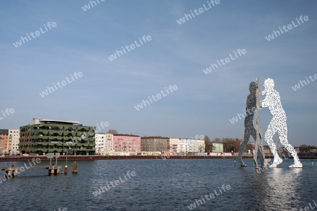 Berlin Osthafen ? Molecule Man am Treptower Spreeufer