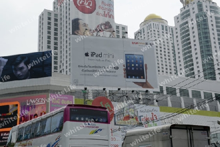 the city centre at the pratunam aerea in the city of Bangkok in Thailand in Suedostasien.