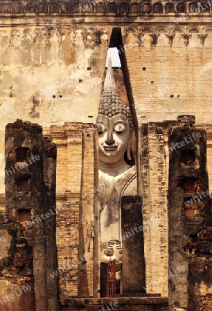 Die Buddha Figur  im Wat Si Chum Tempel in der Tempelanlage von Alt-Sukhothai in der Provinz Sukhothai im Norden von Thailand in Suedostasien.